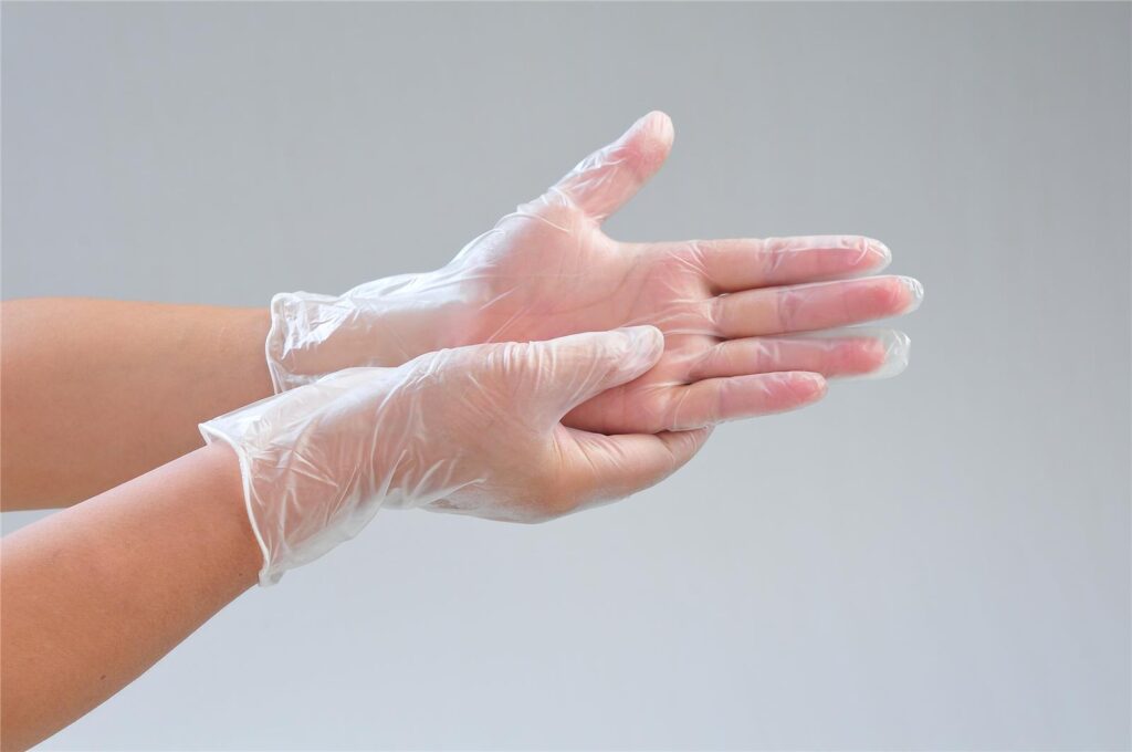 Виниловые перчатки прозрачные надеты на руки